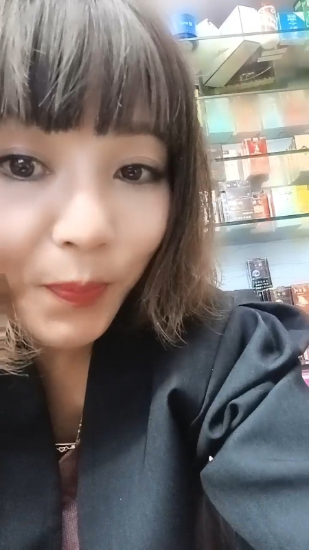 超市老板娘在店里偷偷的骚，全程露脸店里来人了都不知道，还给狼友看奶子和逼呢，开档黑丝夹着跳蛋漏着奶子-集美资源