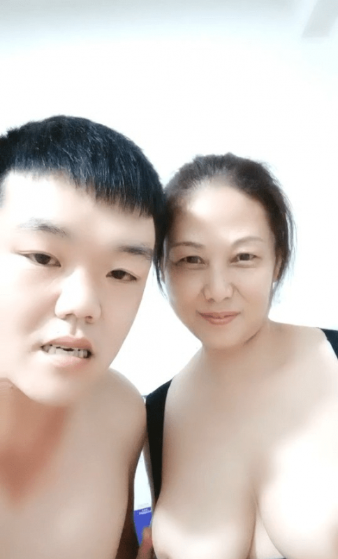 《极品☀️畸形之恋》真正的母子乱伦！儿子喝醉意外看见大奶妈妈洗澡强行把她内射了只好将错就错妈妈还讲述他俩是如何发展的-集美资源